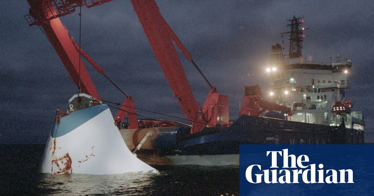Estonia ferry disaster inquiry backs finding bow door was to blame