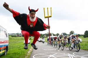 Tour stalwart Didi Senft aka El Diablo cheers the chasing group of riders.