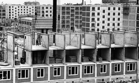 Construction of apartment buildings using prefabricated panels in Moscow, 1961.