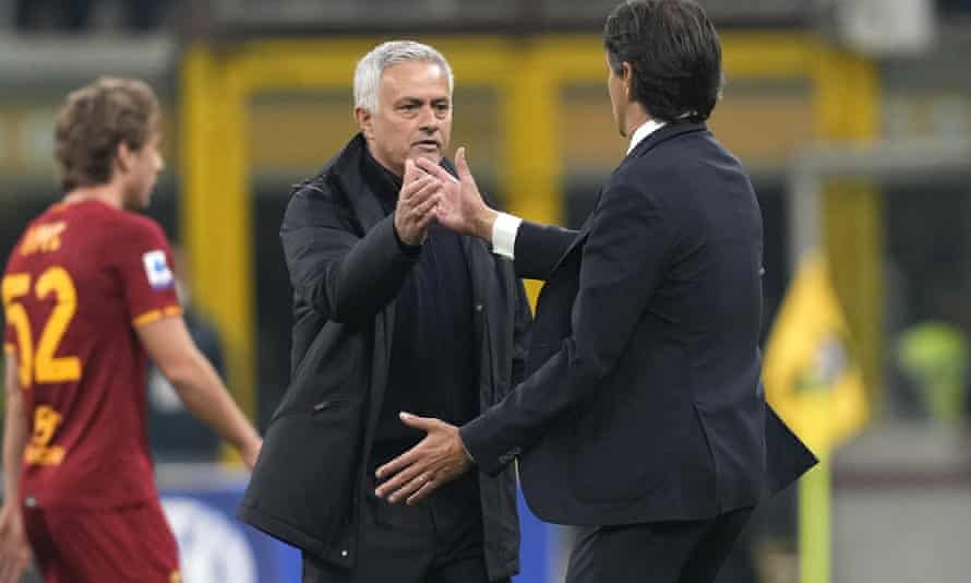José Mourinho si congratula con Simone Inzaghi dopo che l'imbattibilità della Roma è stata interrotta dall'Inter.