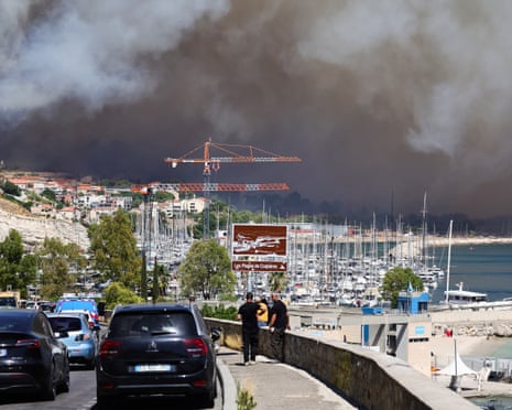 La gente osserva nei pressi della Plage des Corbieres, alla periferia di Marsiglia.