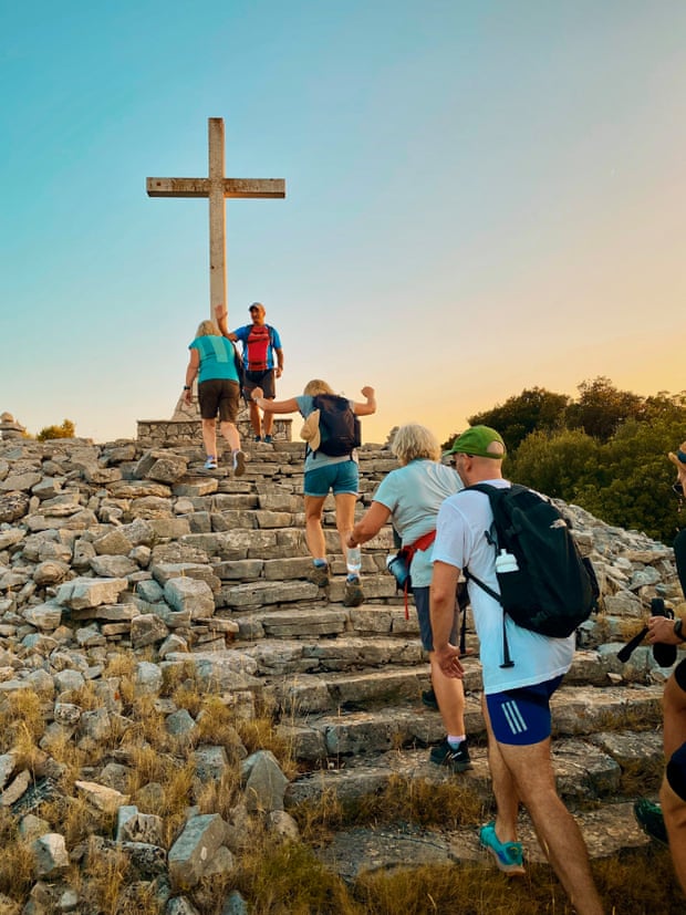 Hiking to Vela Straža.