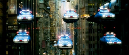 Voitures de police et taxis dans le film Le cinquième élément de Luc Besson en 1997.
