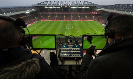 Les commentateurs de Sky TV Rob Hawthorne et Alan Smith lors du match de Premier League entre Liverpool et Everton à Anfield en décembre 2017.