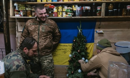 Украинские солдаты встречают Новый год на передовой в Сумской области Украины.