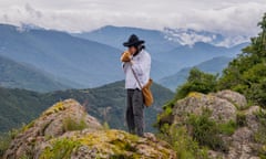 The Zapotec guide Juan Santiago Hernandez is blowing a conch<br>OAXACA, MEXICO - 2022/07/29: The Zapotec guide Juan Santiago Hernandez is blowing a conch shell on the way to the Hill of the Jaguar, an important Zapotec religious site, close to the former mining village of Lachatao, in the Sierra Juarez mountain range, near Oaxaca, southern Mexico. (Photo by Wolfgang Kaehler/LightRocket via Getty Images)