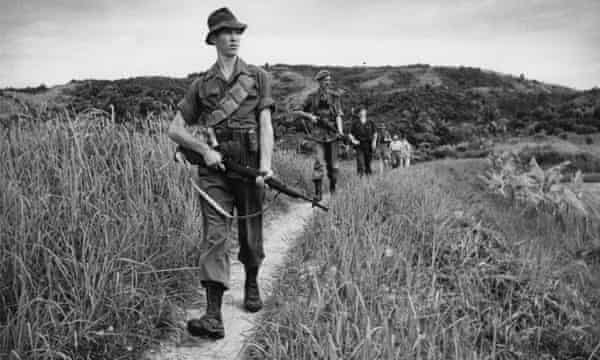 Scots Guards auf Patrouille in Malaya, 1950.