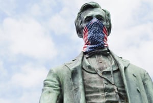 An Abraham Lincoln statue with a face mask in Sioux City, Iowa.