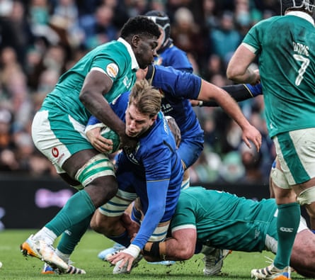 Edwin Edogbo tackles an Italy player
