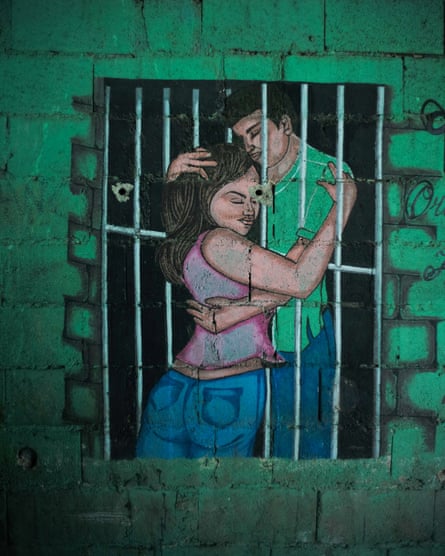 A mural inside the prison of a man embracing a woman. Tocuyito, Valencia 2022