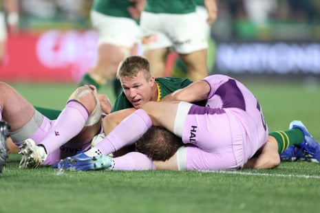 Evan Roos goes over for the second South Africa try.