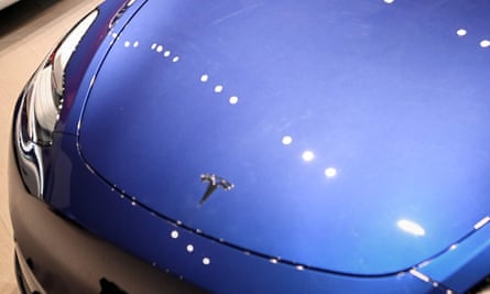 A frente de um carro Tesla Model Y.