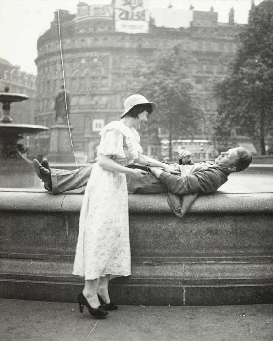 Couple sur une fontaine à Trafalgar Square