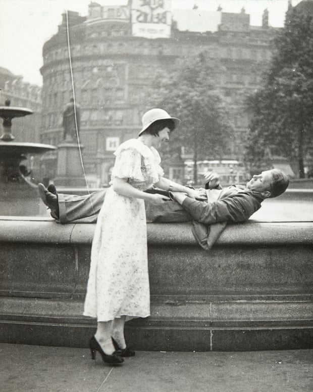 Couple on a fountain in Trafalgar Square