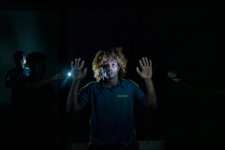 شركة مسرح الفوسفور تتدرب على جميع الأسرّة التي كنت أنام فيها في فندق بريستول أولد فيك.