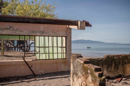 An abandoned primary school in Cedeño.