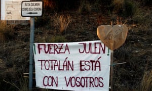 A banner with the inscription "Strength Julen! Totalan is with you ", as you can see in the area where the two-year-old Spanish boy fell into a deep well