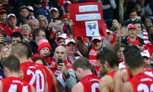 Un partidario de los Sydney Swans tiene una pancarta de "Estoy con Adam" en 2015 después de que Goodes fue criticado por defenderse por el abuso que recibió.