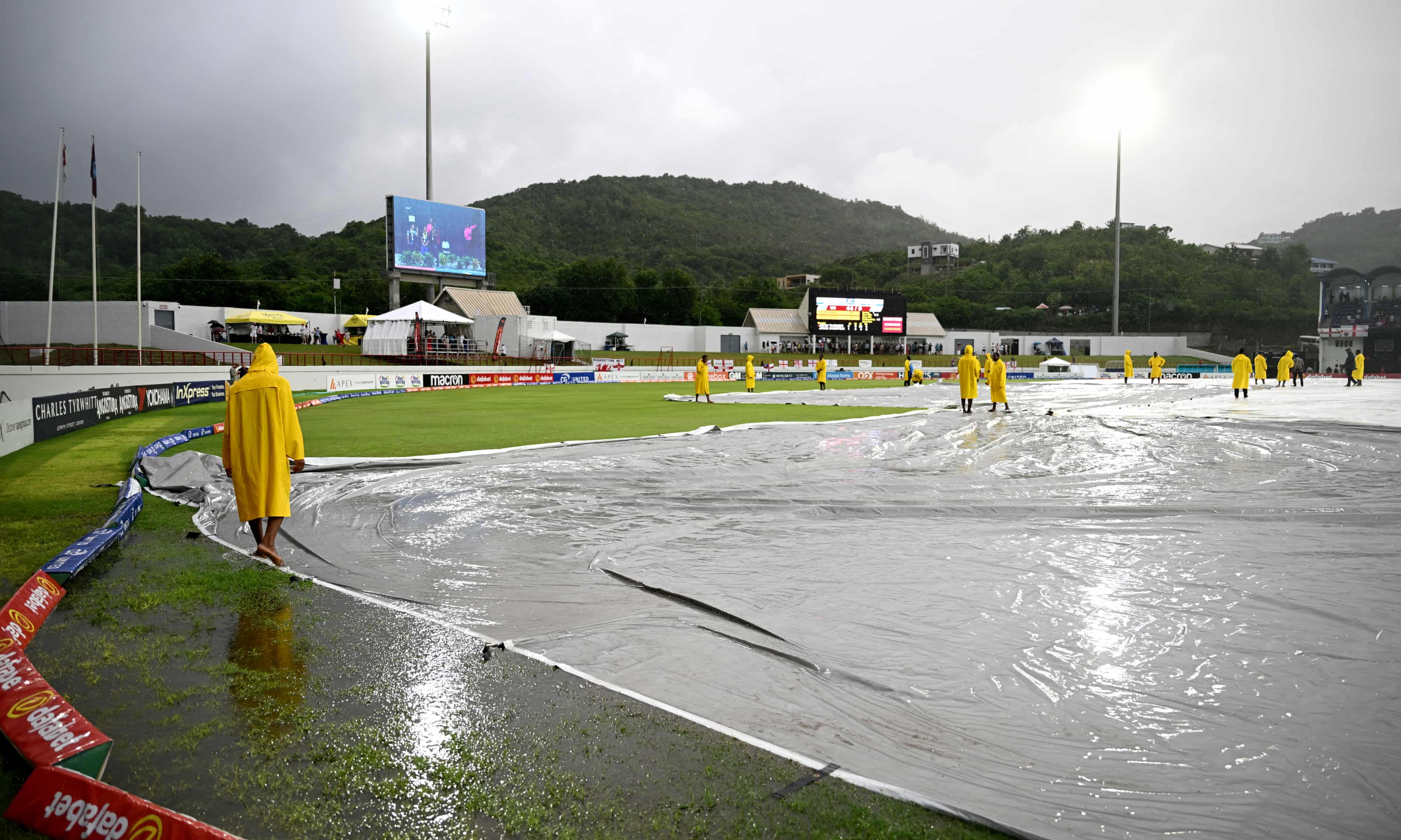 Anglia sărbătorește victoria în T20 împotriva West Indies cu Saqib Mahmood în prim-plan | sursa foto: The Guardian Anglia sărbătorește victoria în T20 împotriva West Indies cu Saqib Mahmood în prim-plan | sursa foto: The Guardian