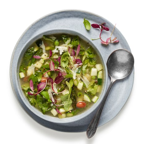 Sådan laver du en sommer-minestrone – opskrift | Mad - The Guardian