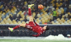 Robert Lewandowski scores with an overhead kick against Dynamo Kyiv in the Champions League