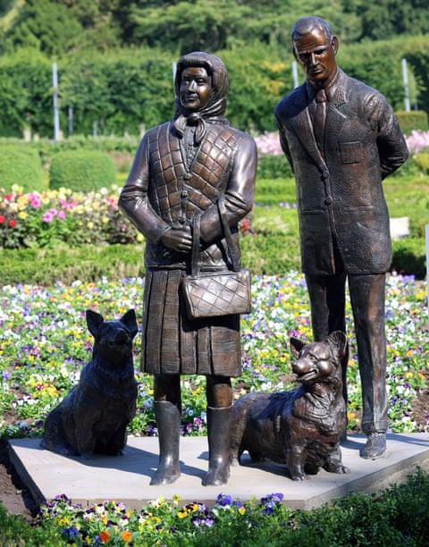 Full view of the sculpture of the queen next to a statue of her husband, Prince Philip, along with sculptures of two corgis eiqtiquhiudinv