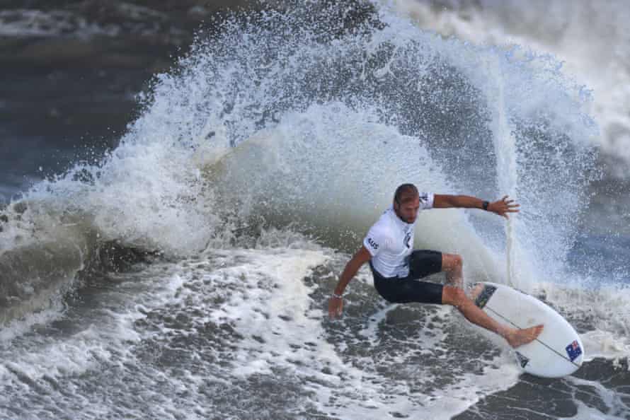 Owen Wright competes in the bronze medal final.