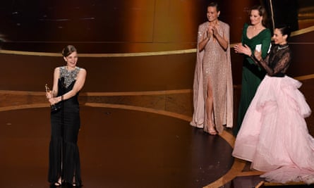 Hildur Guðnadóttir collects the Oscar for best original score, applauded by Brie Larson, Sigourney Weaver and Gal Gadot.