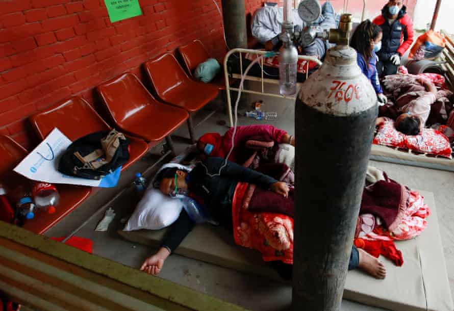 Covid patients receive oxygen on the floor of a hospital in Kathmandu on 10 May due to lack of free beds.