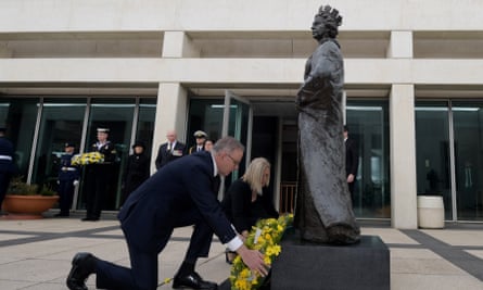 Anthony Albanese and Katy Gallagher lay a wreath at the statue of Queen Elizabeth II.
