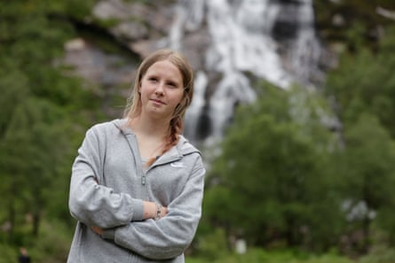 Lara in front a waterfall