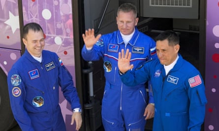 O astronauta da NASA Frank Rubio com os cosmonautas da Agência Espacial Russa Sergey Prokopyev e Dmitry Petlin antes de ir para a Estação Espacial Internacional no início deste ano