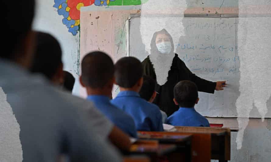 Szacuje się, że utrata kobiet z siły roboczej będzie kosztować afgańską gospodarkę około 1 miliarda dolarów.