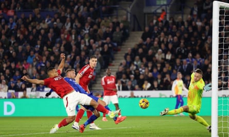 Jamie Vardy gets just ahead of the Nottingham Forest defence to equalise for Leicester.