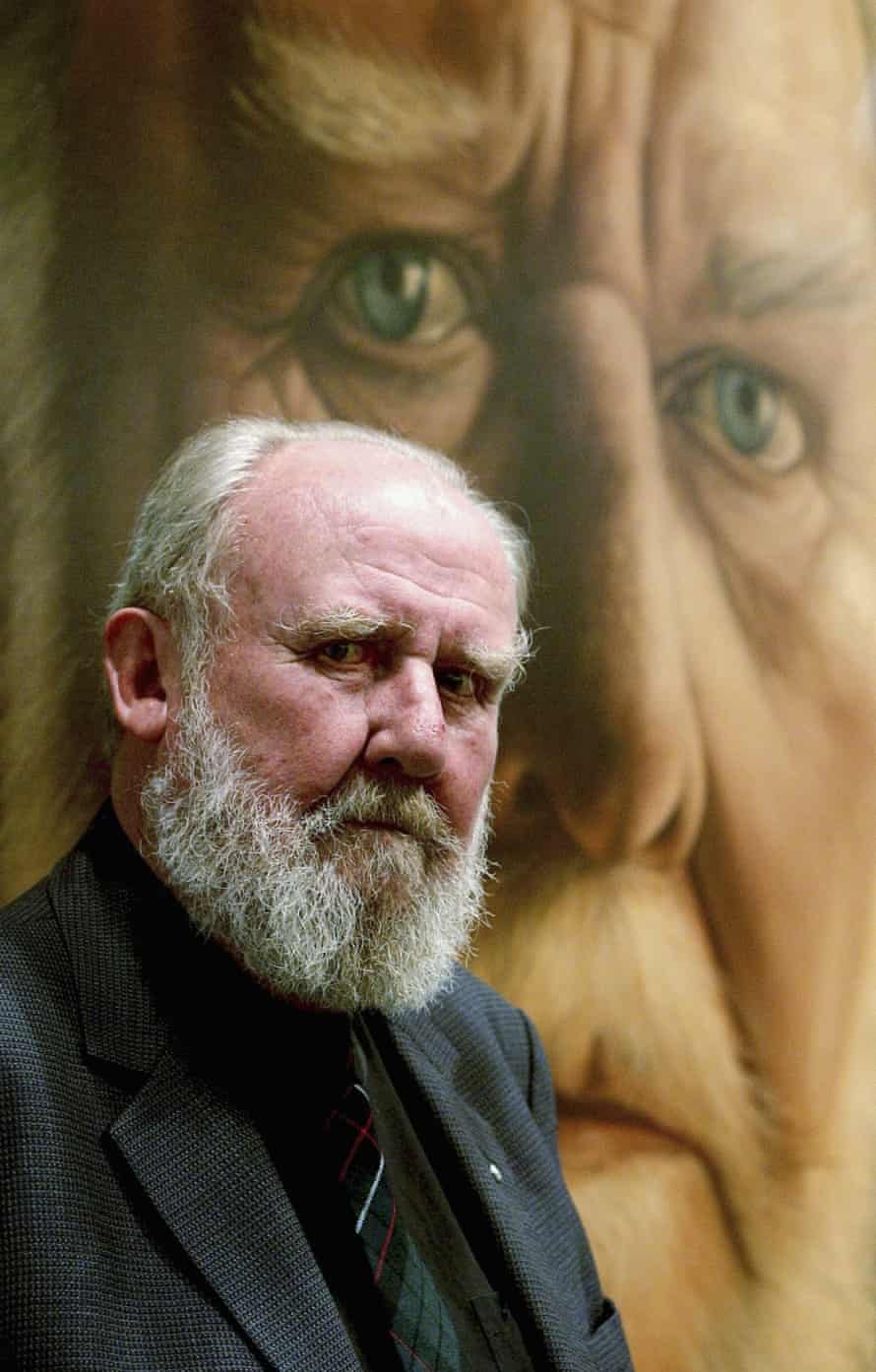 Bill Hunter stands before Jason Benjamin’s Packing Room Prize-winning portrait of him in 2005.