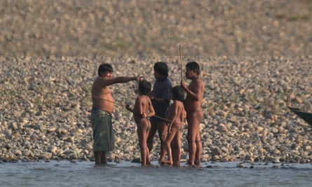 Romel Ponciano, in shorts and pointing, with members of the Mashco Piro tribe in the Las Piedras River