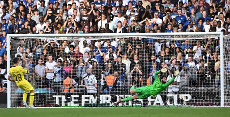 Chelsea’s Cesar Azpilicueta hits the upright.