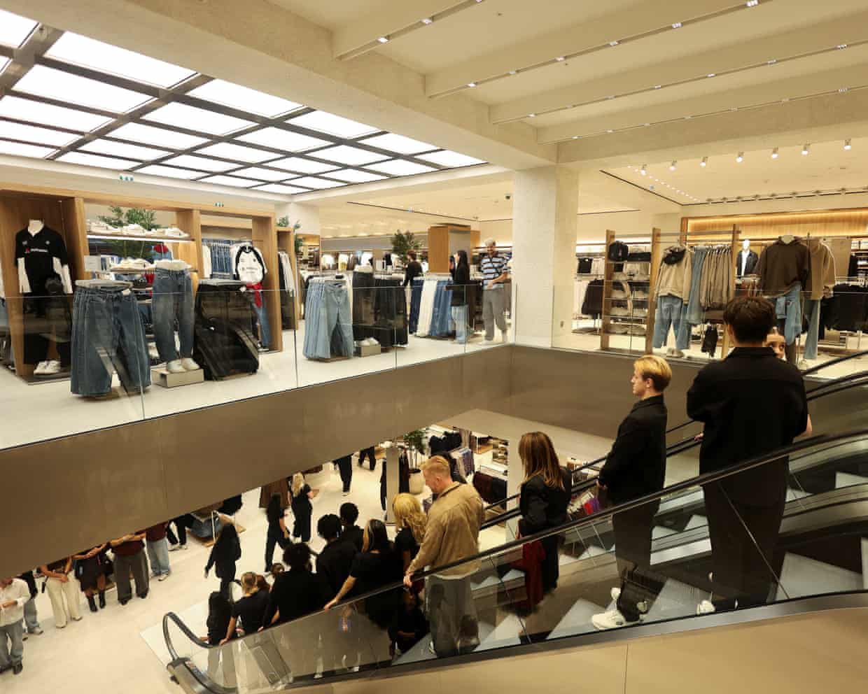 Zara 母公司平价品牌 Lefties 登陆英国:机器人门店正面挑战 Primark