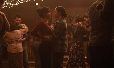Isabela Merced as Dina and Bella Ramsey as Ellie.