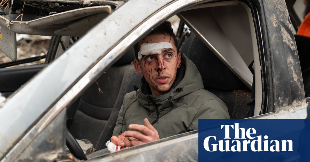 Поне петима души загинаха при вълна от руски удари по