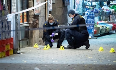 Polizisten arbeiten im November 2019 in der Nähe des Tatorts einer Schießerei in Malmö, Schweden.