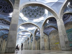 Mosque-like architecture inside Alisher Navoi station