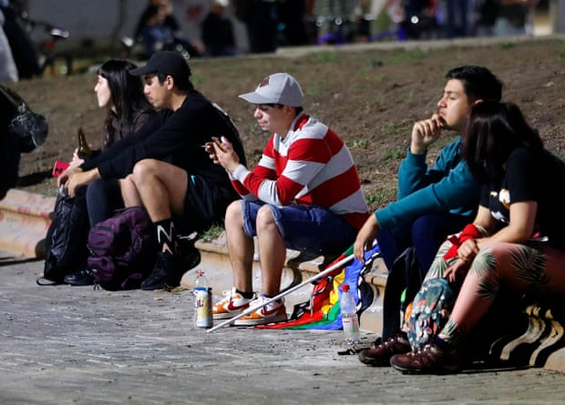 Las personas que apoyan el nuevo proyecto de constitución aceptan la derrota en Santiago.