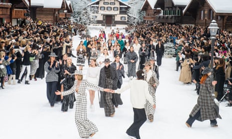 Chanel pays tribute to Karl Lagerfeld at Paris Fashion Week – New