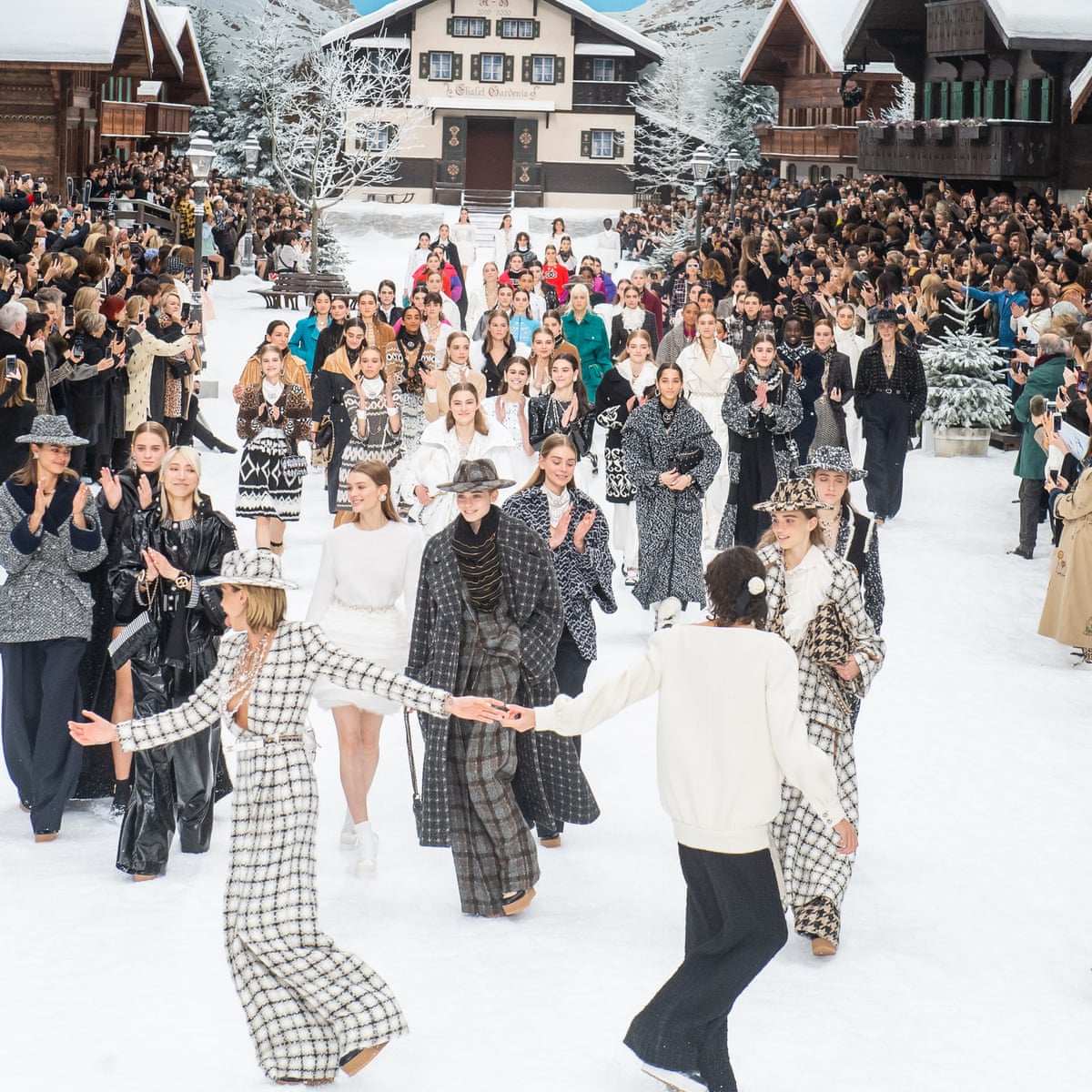 panik Rise Beskrivelse Fashion bids farewell to Karl Lagerfeld at his final Chanel show | Chanel |  The Guardian