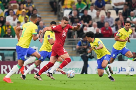 Sergej Milinkovic-Savic wordt omringd door Braziliaanse verdedigers.