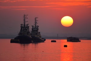 Gravesend, UK. Tugs Svitzer Vidar and Bootle are moored, awaiting another day’s work on the River Thames as the sun rises over Gravesend Reach