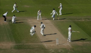 Ben Stokes, de Inglaterra, observa a Nathan Lyon de Australia fallar mientras intenta quedarse sin Jack Leach durante el día cuatro del tercer partido de prueba de las cenizas en Headingley.