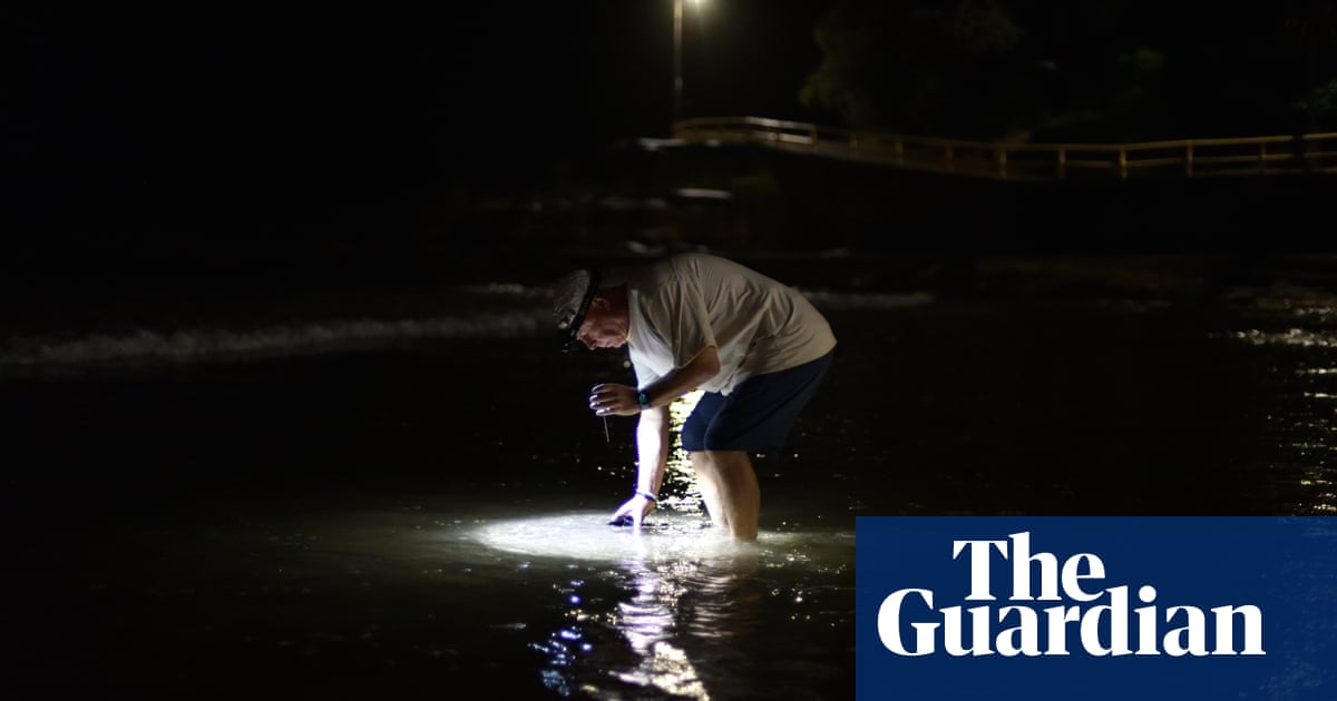 Mierzył temperaturę oceanu o 4 rano, kiedy znalazł wiadomość w butelce  Australijski styl życia