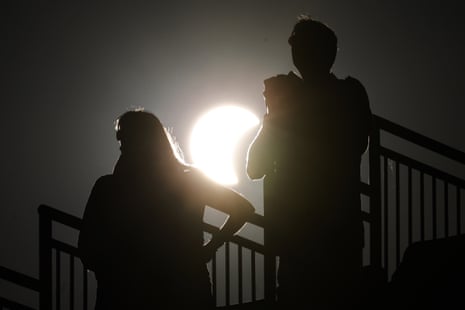 Παρακολουθώντας την έκλειψη ηλίου κατά τη διάρκεια του Ευρωπαϊκού Πρωταθλήματος Στίβου στο Μπέρμιγχαμ.
